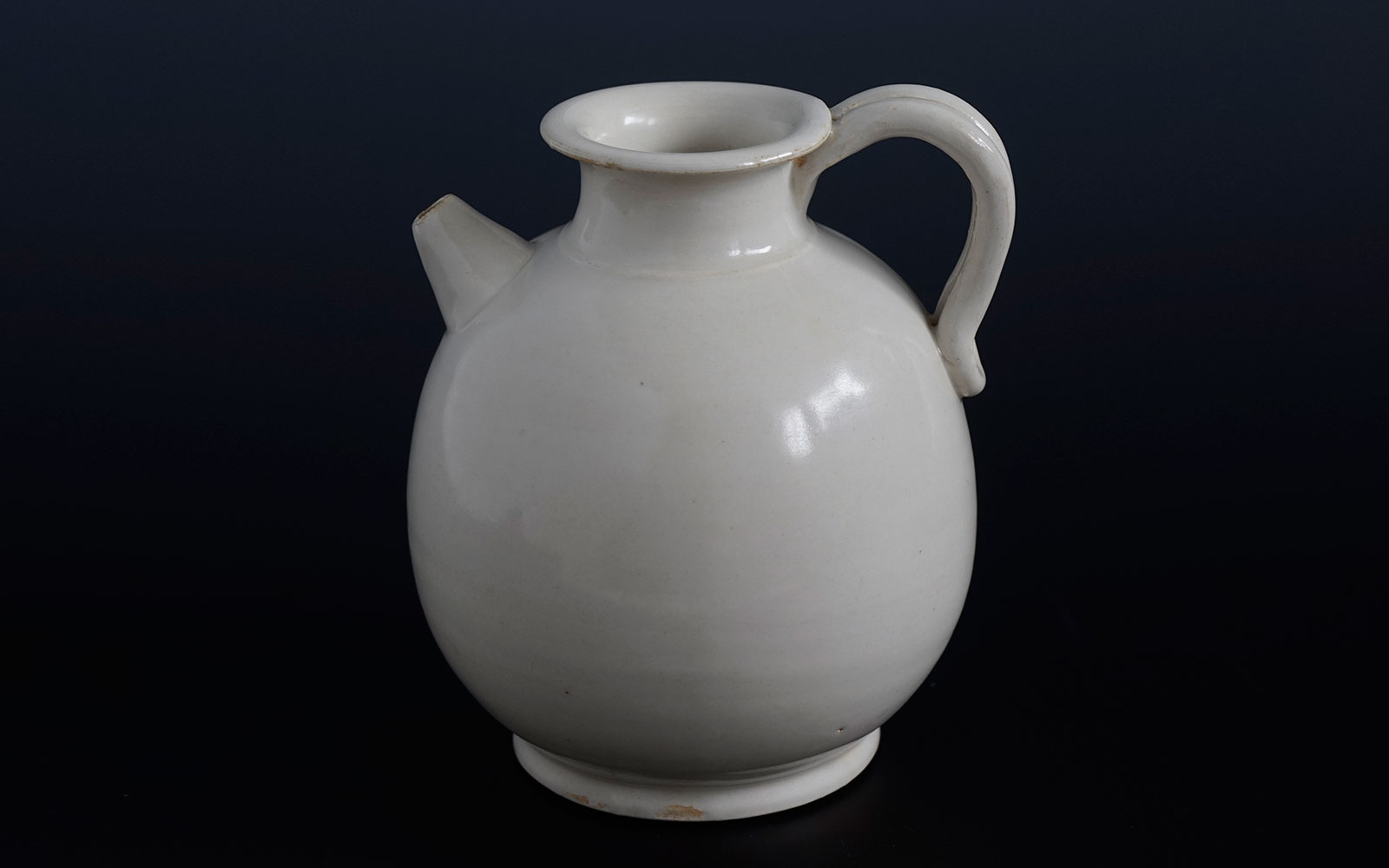 唐 邢窯白磁水注 Xing ware white-glazed ewer, Tang dynasty (618-907 CE), h12.8cm
