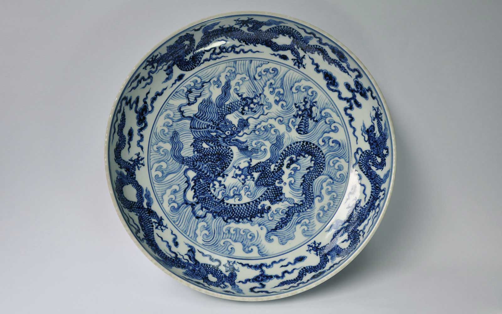 明宣德 青花海水龍大盤 Plate with dragon & waves design, Ming dynasty, Xuande reign and marked (1426-1435 CE), d31.5xh6xf23cm