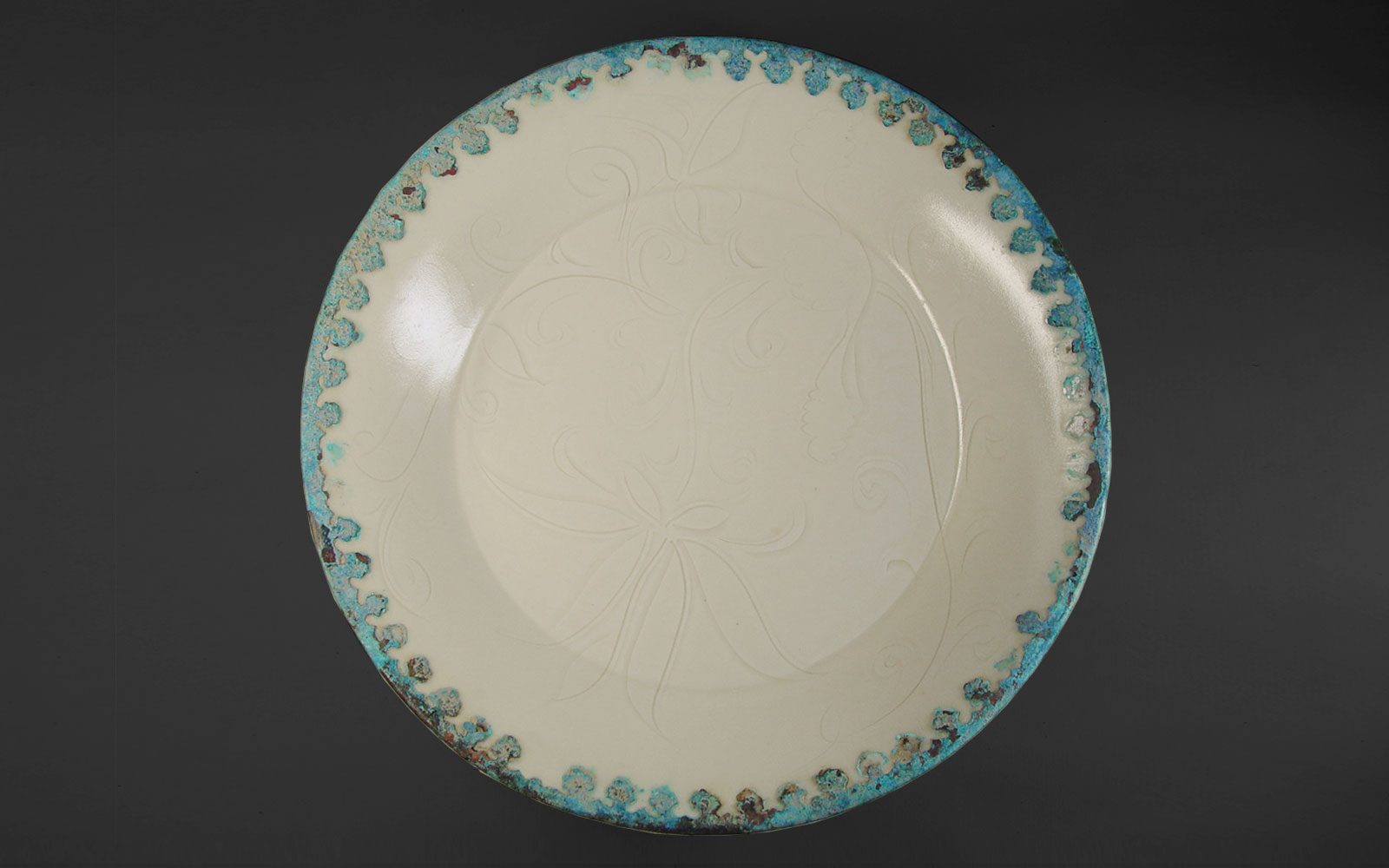 金 定窯白釉包銅邊劃花蓮紋折腰盤 Ding ware dish with incised floral design and a bronze rim, Jin dynasty (1115-1234 CE), d21.1cm
